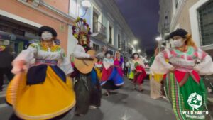 How do women dress in Ecuador