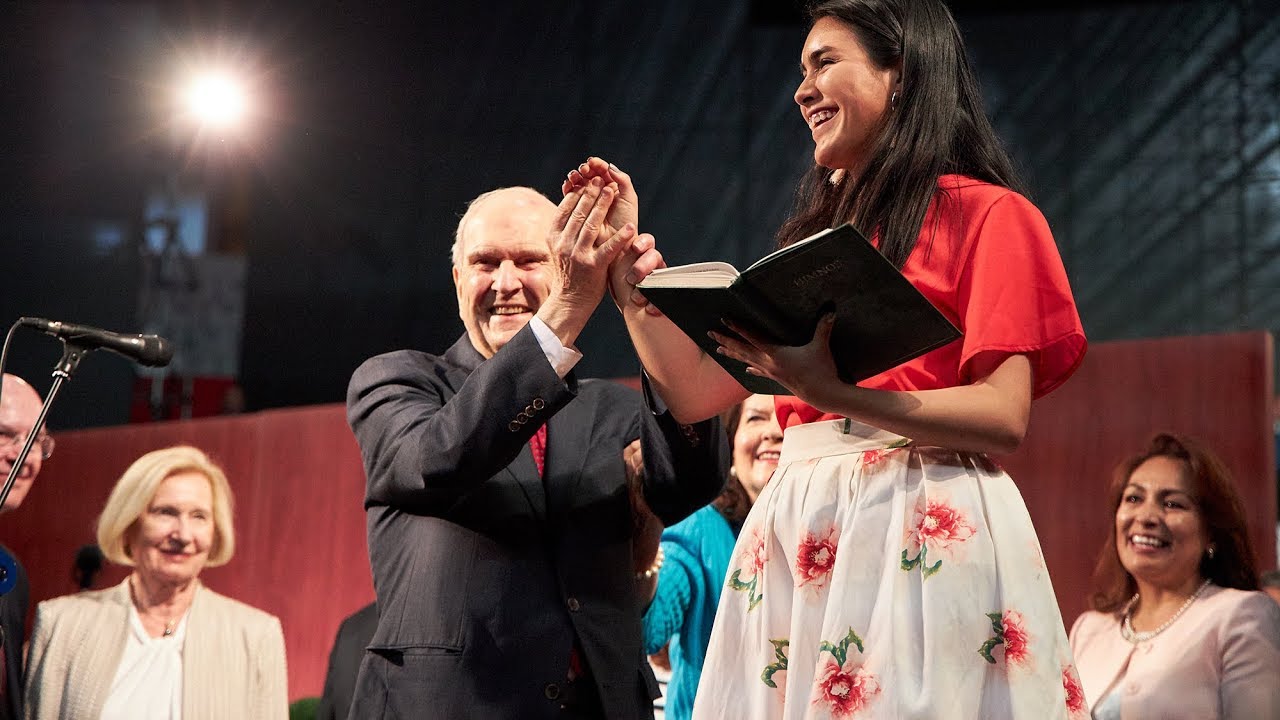 How do Ecuadorian women greet one another?